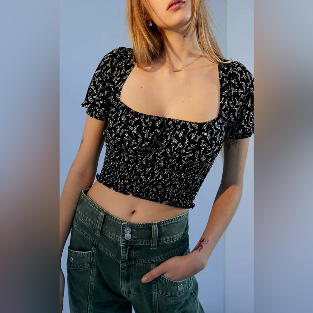 Urban Outfitters | UO Smocked Square Neck Top |
Size S‎